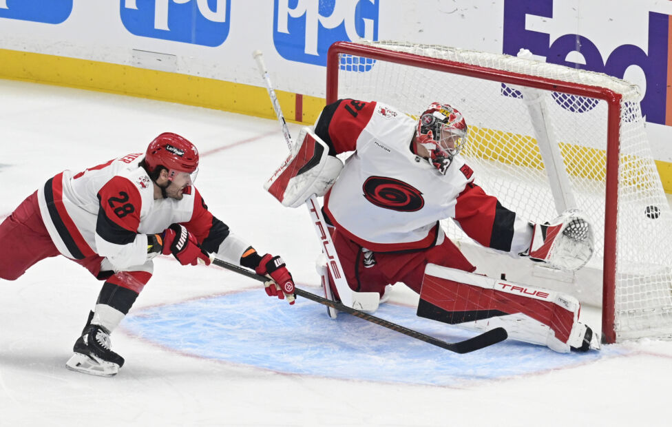 Die Carolina Hurricanes haben im Playoff der National Hockey League als erstes Team das Halbfinale erreicht