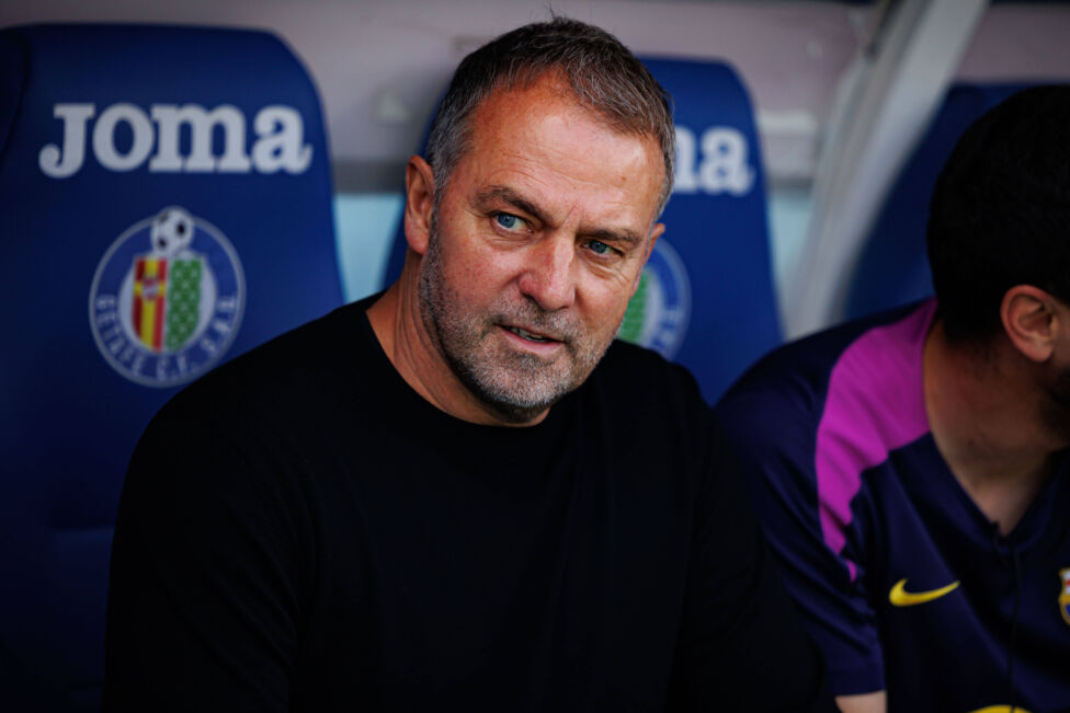 Trainer Hansi Flick hat sich mit den Klubverantwortlichen des FC Barcelona offenbar auf eine Vertragsverlängerung geeini