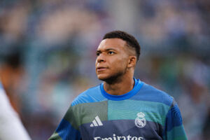 Ohne Superstar Kylian Mbappé muss Real Madrid im Clásico des spanischen Fußballs bei Spitzenreiter FC Barcelona um seine