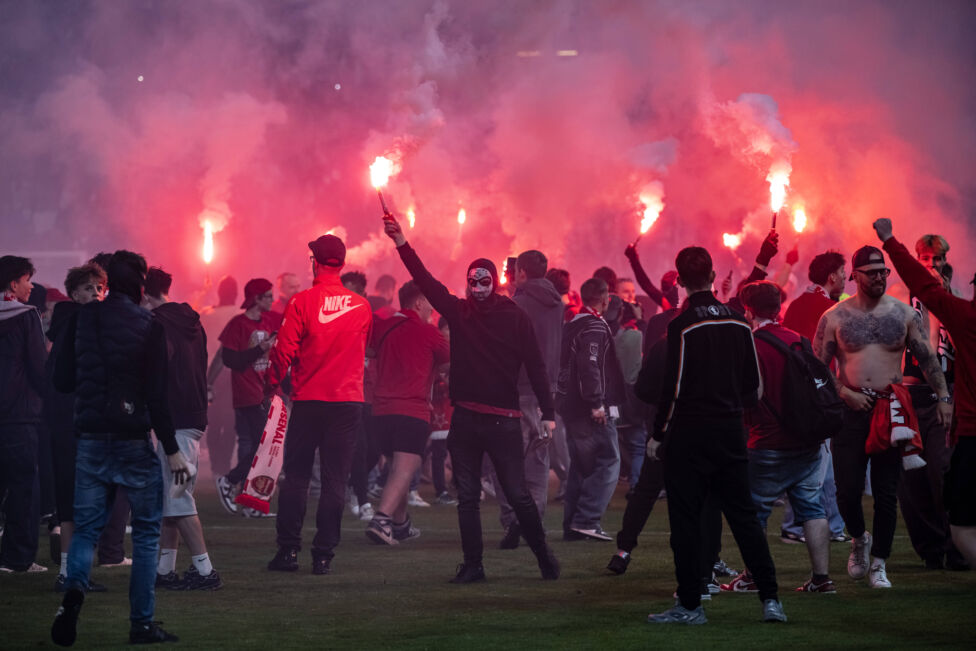 Mit einem Platzsturm mit Pyrotechnik und offenbar auch Angriffen auf Spieler haben Fans von Slavia Prag, dem Arbeitgeber