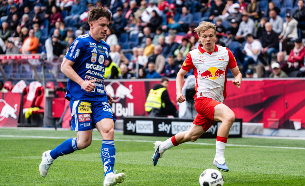 Innenverteidiger Paul Komposch (links) hat seinen Vertrag beim TSV Hartberg für zwei Jahre bis Sommer 2028 verlängert