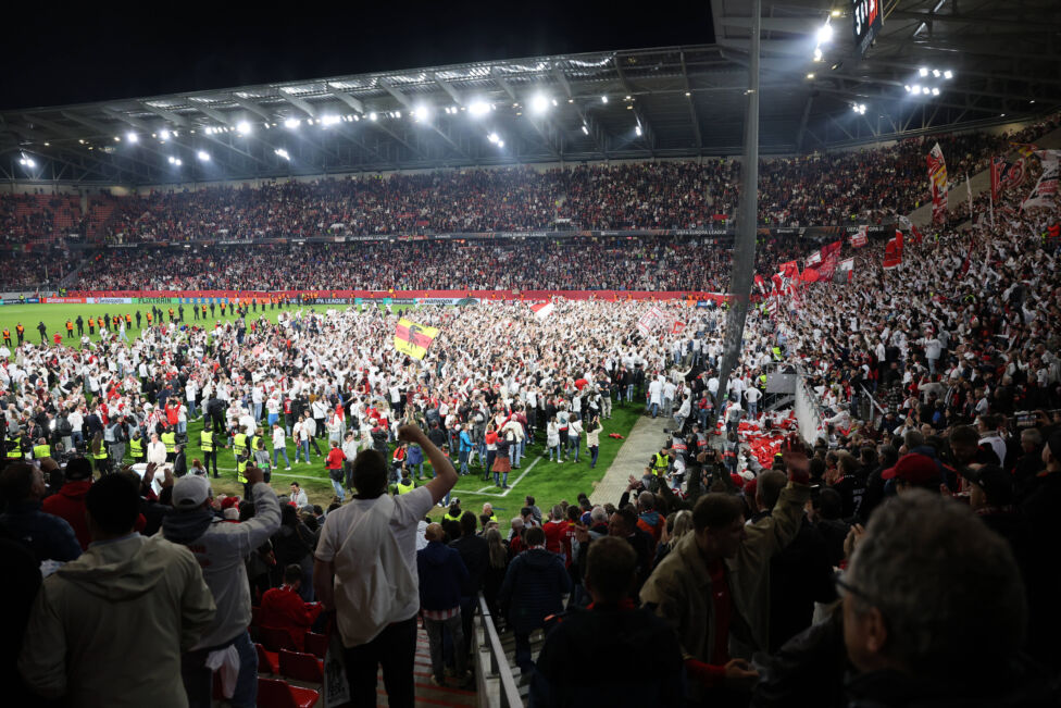 Nach dem Europa-League-Finaleinzug stürmten SC-Freiburg-Fans den Platz – nun droht ein Heimspiel ohne eigene Zuschauer