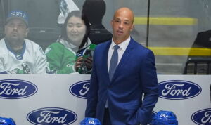 Eishockey-Legionär Marco Rossi hat bei den Vancouver Canucks in der NHL einen neuen Cheftrainer bekommen.