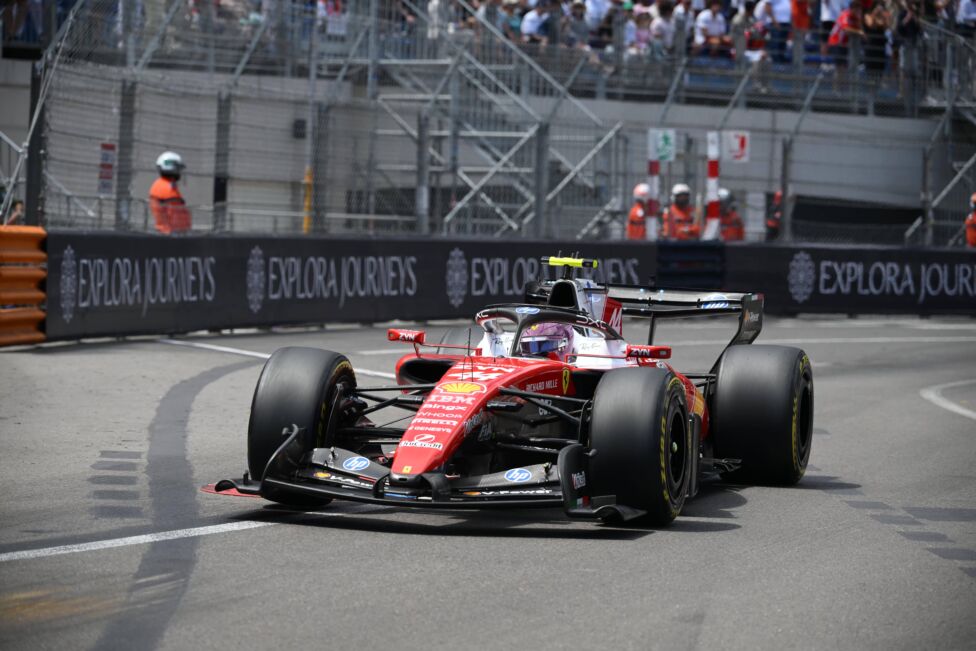 Ferrari-Dominanz in Monaco: Formel-1-Rekordweltmeister Lewis Hamilton und sein Teamkollege Charles Leclerc sind am Train