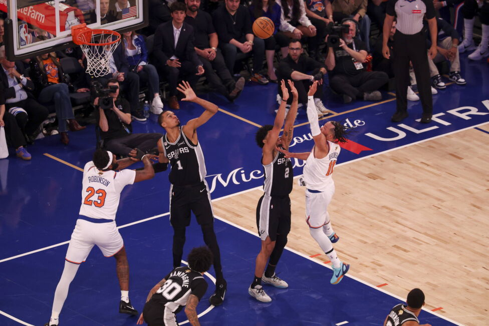 An einem enttäuschenden Abend haben die Knicks beim Besuch des US-Präsidenten im dritten NBA-Finale die erste Niederlage