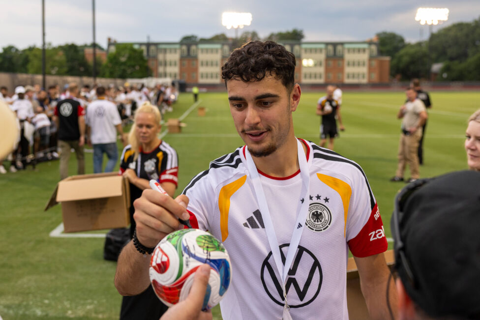 DFB-Spieler bezahlen 600 Fans Busfahrt zum Ecuador-Match