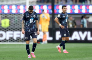Aussetzer mit Folgen: Paraguays Miguel Almiron hat sich bei der WM bei einer Auseinandersetzung mit Mert Müldür aus der 