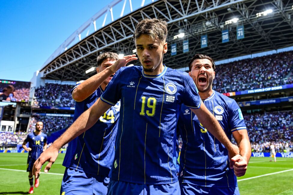 Bosnien-Herzegovina darf dank eines Treffers von Kerim Alajbegovic beim 3:1-Sieg gegen Katar vom Einzug in die K.o.-Phas
