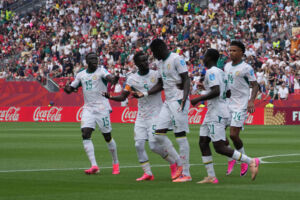 Nach den Ergebnissen der Nacht auf Samstag haben bei der Fußball-WM auch Paraguay und Senegal als Gruppendritte ihr Tick