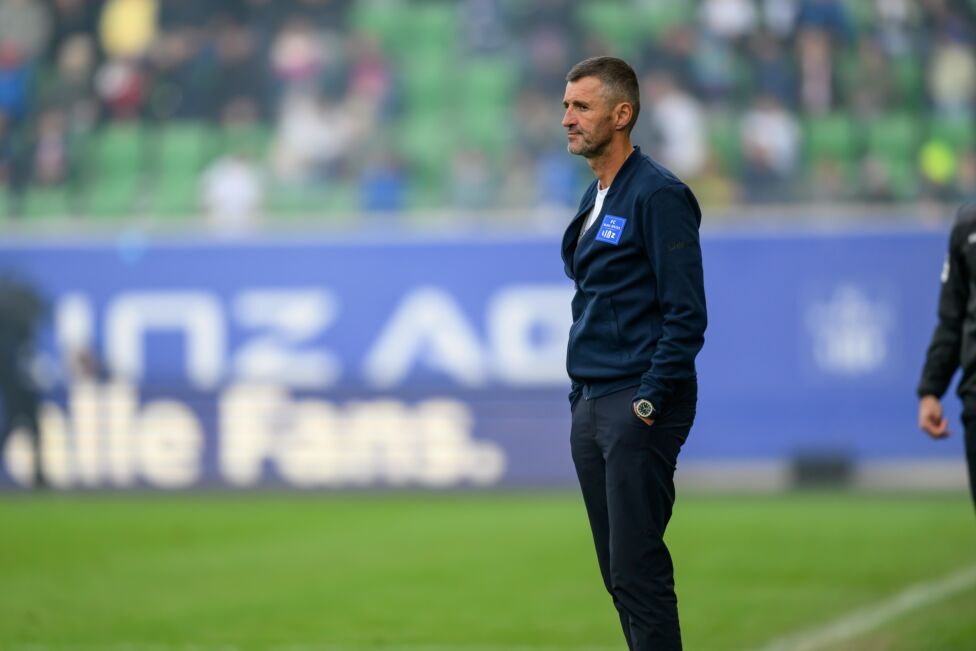 Blau-Weiß-Linz-Trainer Michael Köllner an der Seitenlinie