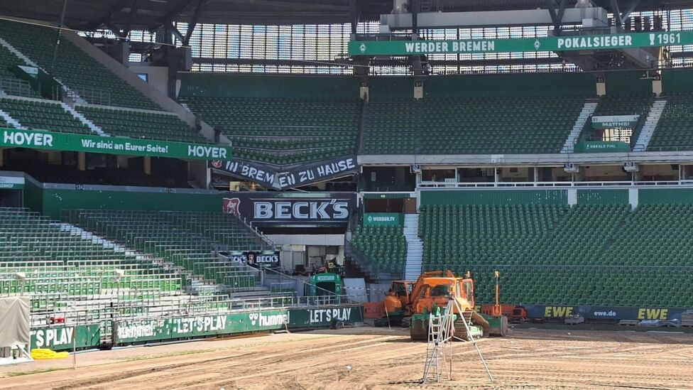 Im Bremer Weserstadion sind an einer Tribüne seitlich der Ostkurve Betonstützen zerbrochen