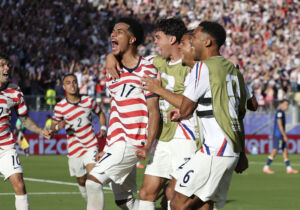 Das Nationalteam der USA hat sich bei der Fußball-Heim-WM auch in Unterzahl nicht irritieren lassen und den Einzug ins A