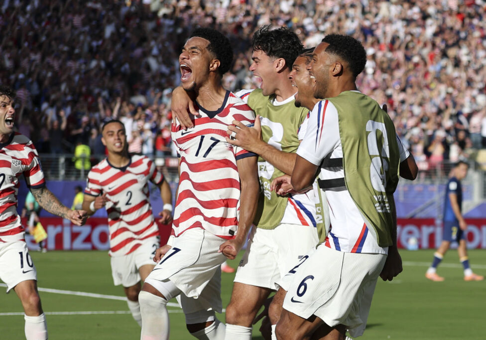 Das Nationalteam der USA hat sich bei der Fußball-Heim-WM auch in Unterzahl nicht irritieren lassen und den Einzug ins A