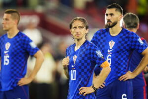 Luka Modric ließ sich nach seinem bitteren Abschied von der WM-Bühne von Cristiano Ronaldo den Kopf tätscheln, dann lage