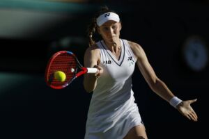 Die zweimalige Grand-Slam-Siegerin Elena Rybakina hat beim Rasenklassiker in Wimbledon überraschend das Achtelfinale ver