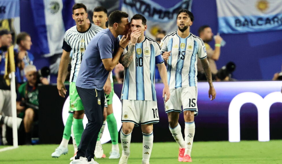 Argentinien ist abhängig von Lionel Messi (vorne rechts): Trainer Lionel Scaloni (vorne links) muss Lösungen finden - am