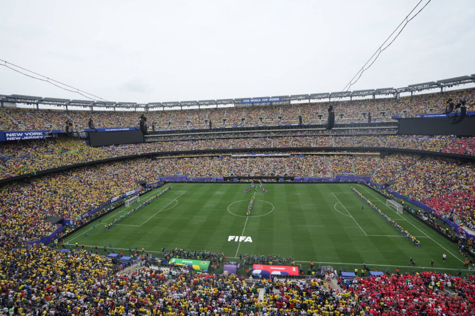 Schon mehr als eine Woche vor dem Endspiel der WM können Fans im Shop des Weltverbands FIFA kleine Teile des Final-Rasen