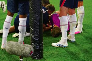 Inmitten der Feierlichkeiten nach dem Einzug ins WM-Viertelfinale hat sich England-Mittelfeldspieler Jordan Henderson of