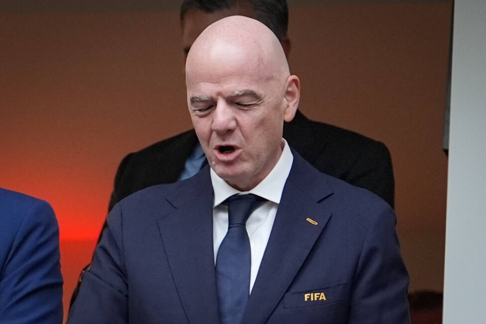Abgeordnete des EU-Parlaments fordern Fußballverbände dazu auf, sich für eine Untersuchung gegen FIFA-Präsident Gianni I