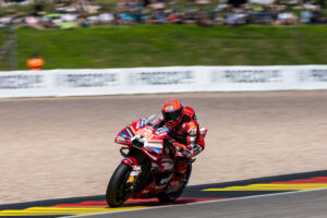 Nach einer Machtdemonstration hat Marc Márquez auf dem Sachsenring erneut den Sprint der MotoGP gewonnen und beim Großen
