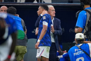 Frankreichs Kapitän und Superstar Kylian Mbappé hat dem scheidenden Trainer Didier Deschamps in emotionalen Worten gedan