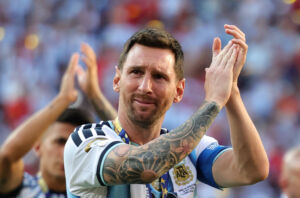 Vor der gewaltigen hellblau-weißen Wand konnte Lionel Messi seine Tränen nicht mehr zurückhalten