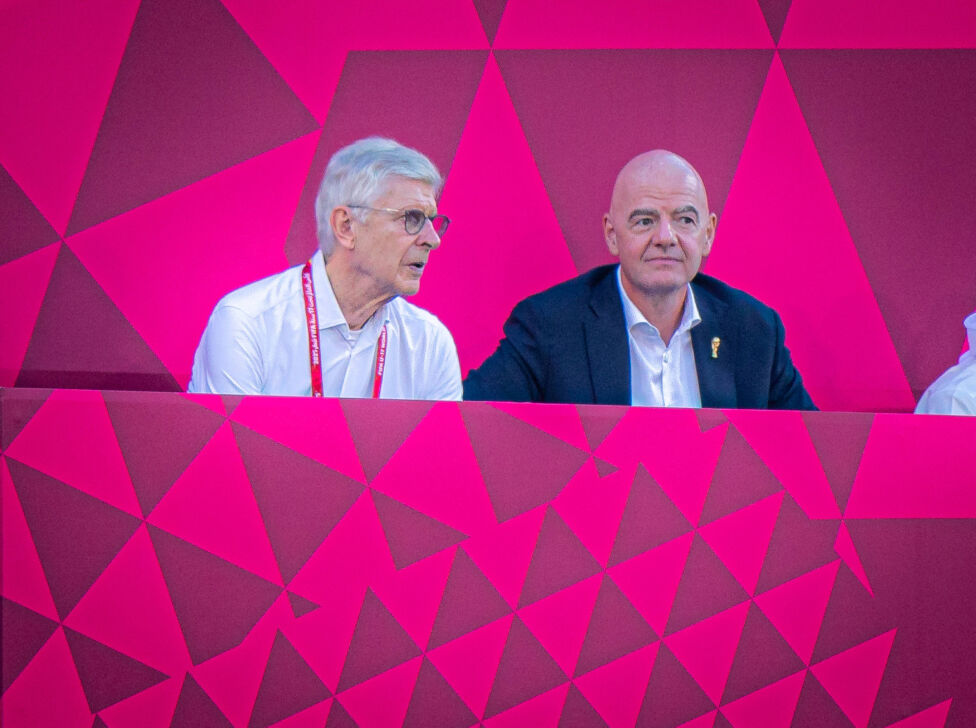 Arsene Wenger (links) und Gianni Infantino (rechts) im Gespräch