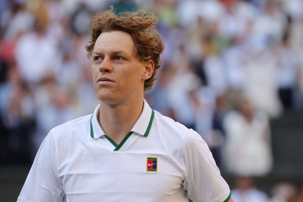 Kurz vor den US Open wird der Tennis-Weltranglistenerste Jannik Sinner von einer Knieverletzung gebremst
