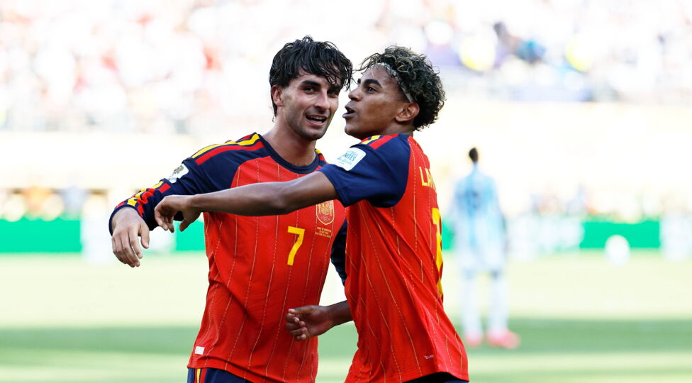 Der Poker um Spaniens WM-Held Ferran Torres (links) geht in die heiße Phase
