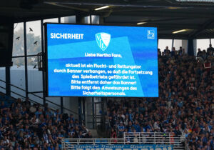 Schon wieder sorgt ein Fan-Banner im Gästeblock des Bochumer Ruhrstadions für Ärger
