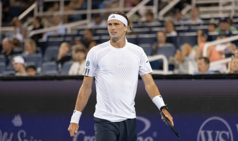 Der deutsche Tennis-Star Alexander Zverev hat seine Auftakthürde beim ATP-Masters in Cincinnati mit etwas Mühe gemeister