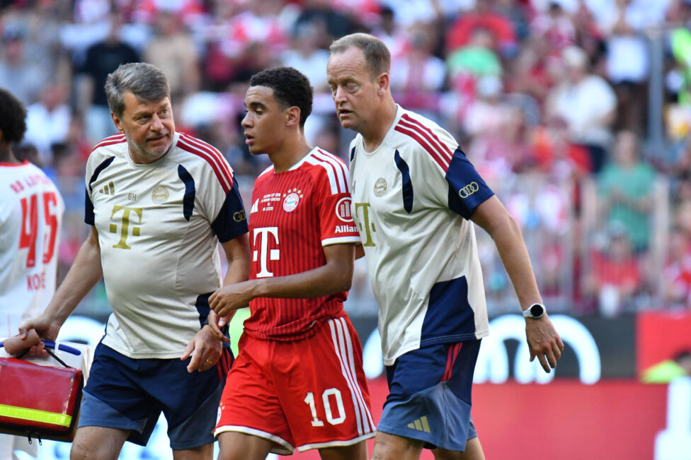 Der deutsche Fußball-Nationalspieler Jamal Musiala (Bild Mitte) hat sich nach seinem Zusammenbruch offenbar schnell erho
