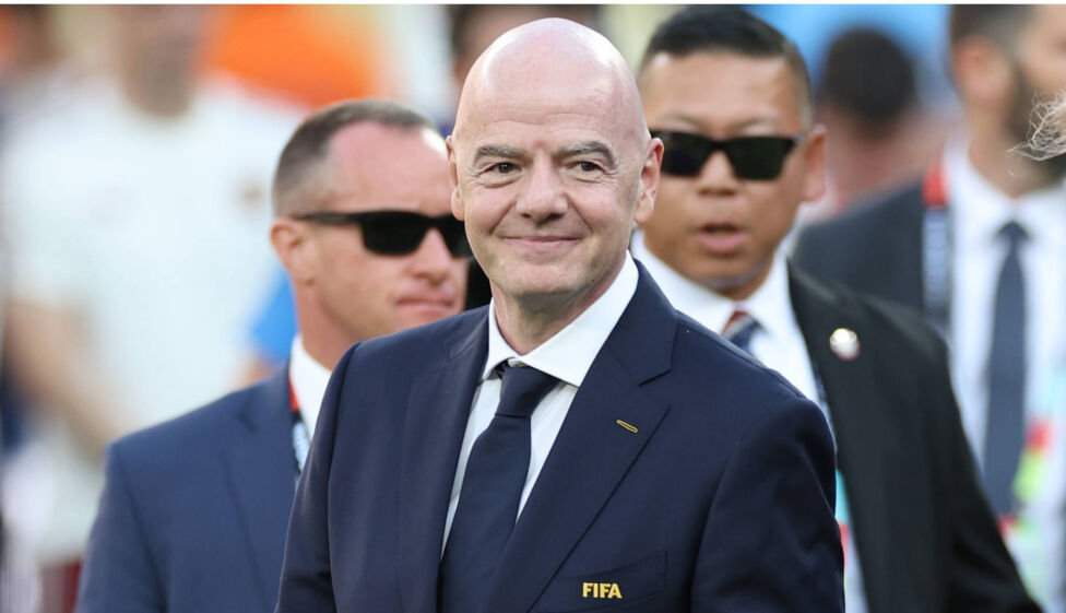 Gianni Infantino (Bild) äußert nach einer Krisensitzung der FIFA keinerlei Rücktrittsgedanken und erhält stattdessen Rüc