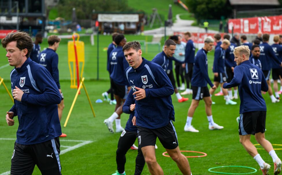 Nationalteam-Rückkehrer Maximilian Wöber (Bild Mitte) blickt auf eine lange Leidenszeit zurück