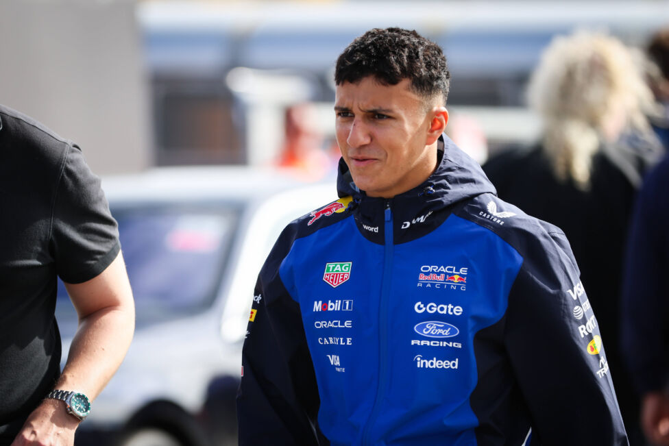 Isack Hadjar wird den Formel-1-GP von Italien in Monza wegen seiner Handgelenksverletzung verpassen. Liam Lawson ersetzt