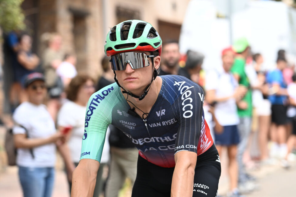 In der Manier seines verletzt ausgeschiedenen Vorbilds Tadej Pogacar hat das slowenische Radsport-Talent Jakob Omrzel be