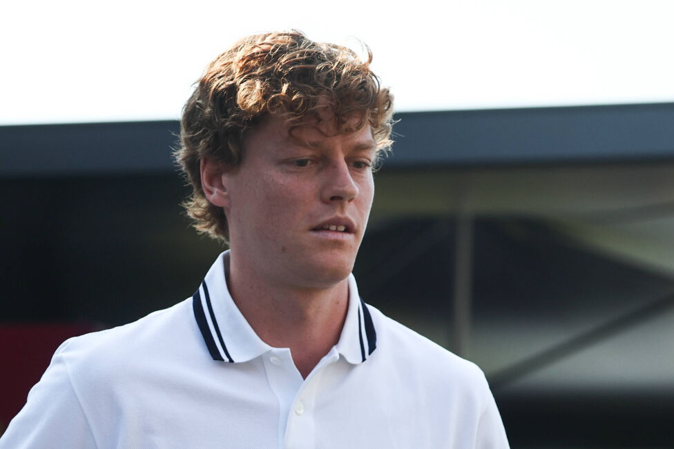 Der Tennis-Weltranglistenerste Jannik Sinner muss sein Comeback wegen Knieproblemen verschieben