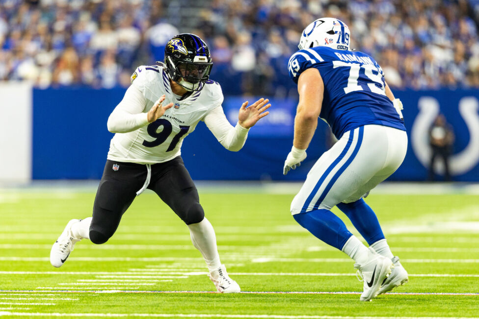 Footballer Bernhard Raimann (rechts) ist mit den Indianapolis Colts mit einer deutlichen Heimniederlage in die neue NFL-