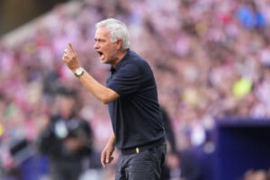 Jose Mourinho hat nach der Derbyniederlage von Real Madrid gegen Atletico (1:2) scharfe Kritik an den Schiedsrichtern im