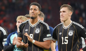 Felix Nmecha (links) und Nico Schlotterbeck (rechts) im DFB-Trikot unter Neo-Teamchef Jürgen Klopp (nicht im Bild)