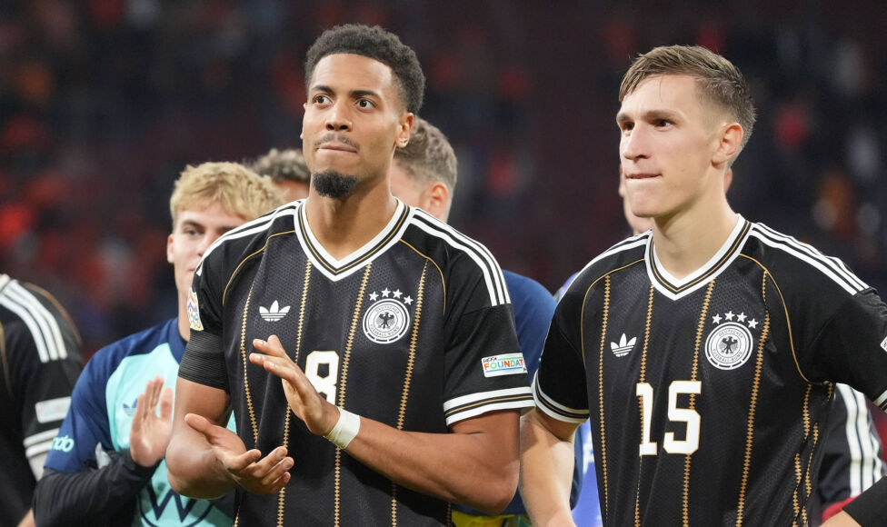 Felix Nmecha (links) und Nico Schlotterbeck (rechts) im DFB-Trikot unter Neo-Teamchef Jürgen Klopp (nicht im Bild)