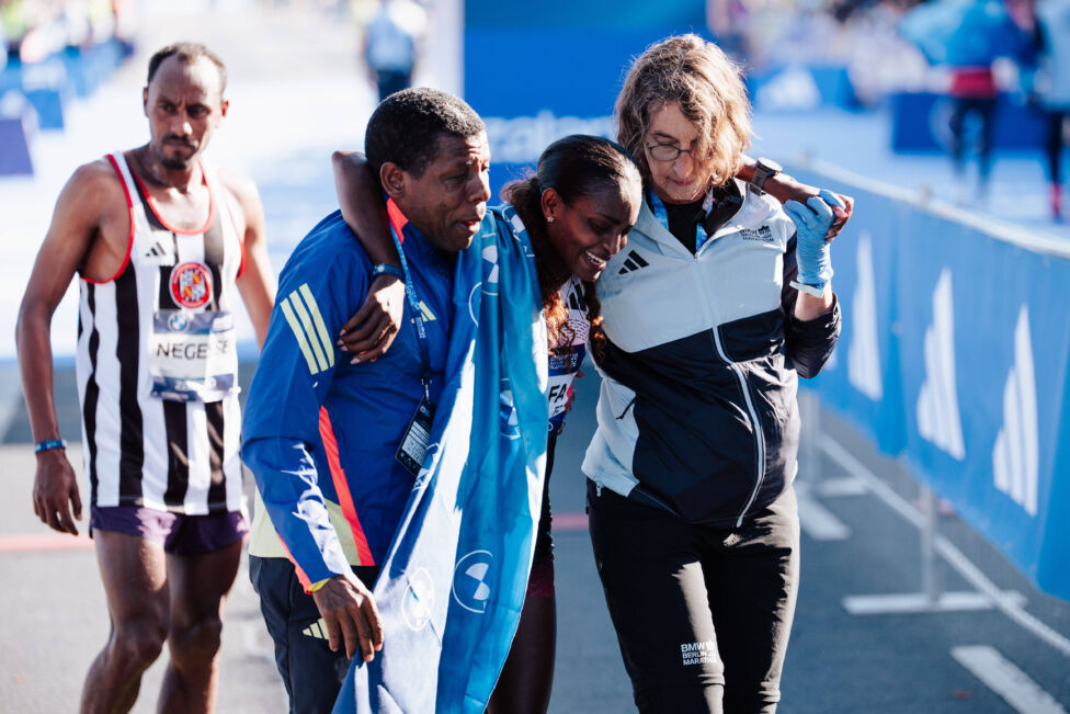 Die Äthiopierin Tigst Assefa hat beim Berlin-Marathon nach einem dramatischen Finish den Weltrekord knapp verpasst