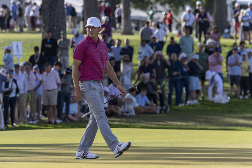 Vor den Augen von US-Präsident Donald Trump haben die besten Golfer der USA mit einer grandiosen Aufholjagd den Titel im
