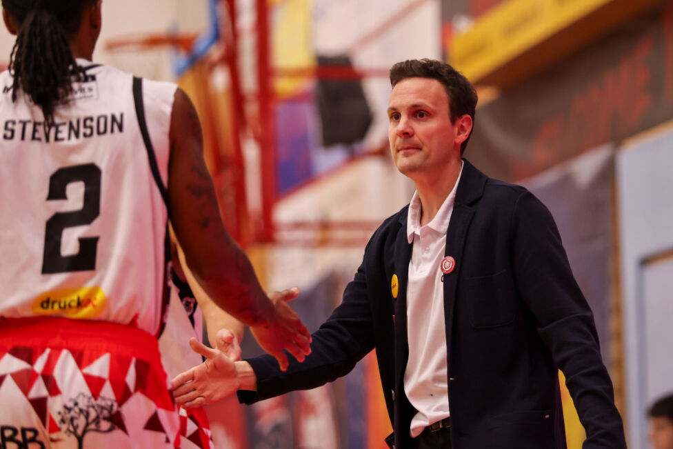 Die Traiskirchen Lions halten nach einem deutlichen Erfolg gegen die Flyers Wels weiter an der Tabellenspitze der Basket