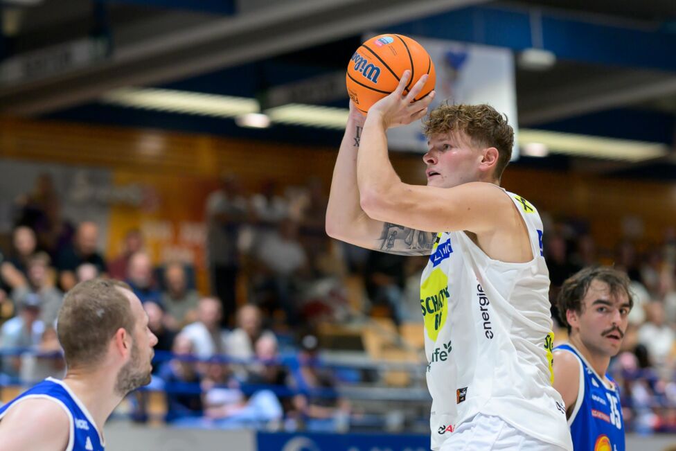 Die Swans Gmunden haben dank eines starken Schlussviertels das Oberösterreich-Derby gegen die Flyers Wels in der Basketb