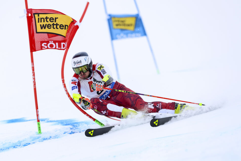 Lucas Pinheiro Braathen führt zur Halbzeit des Saisonauftakt-Riesentorlaufes im alpinen Ski-Weltcup in Sölden - Stefan B