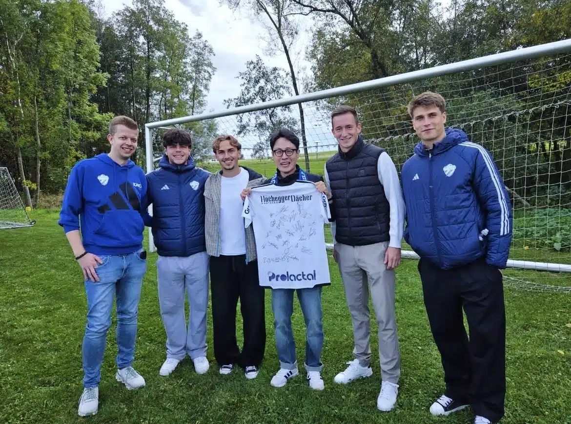 Hartberg-Mitglied Young-heon Lim mit seinem signierten Trikot | Bild: TSV Hartberg