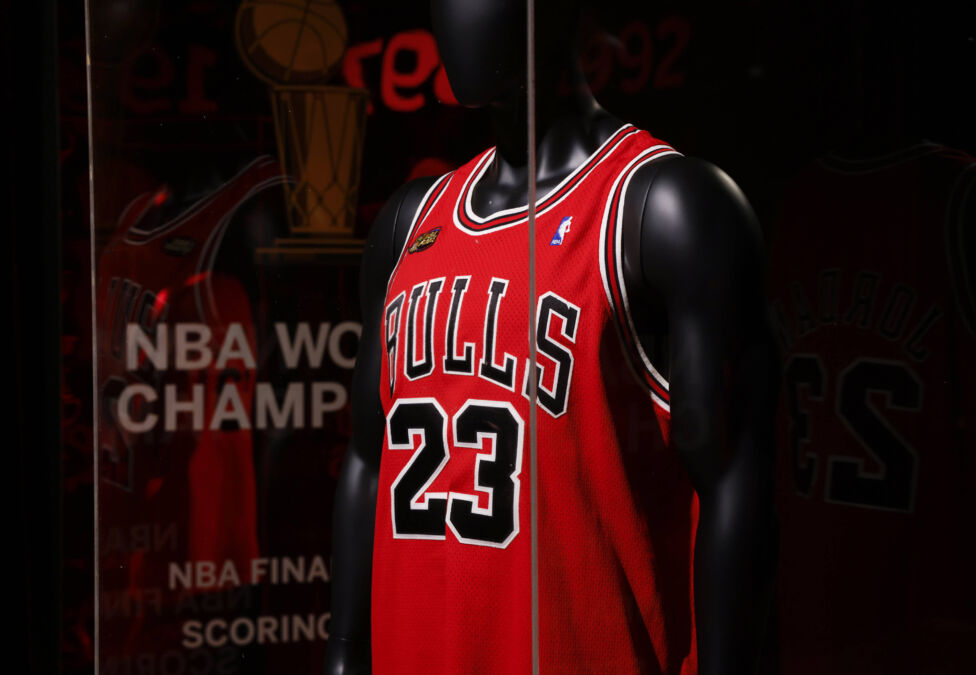 Für zwölf Millionen Dollar: Legendäres Jordan-Trikot versteigert