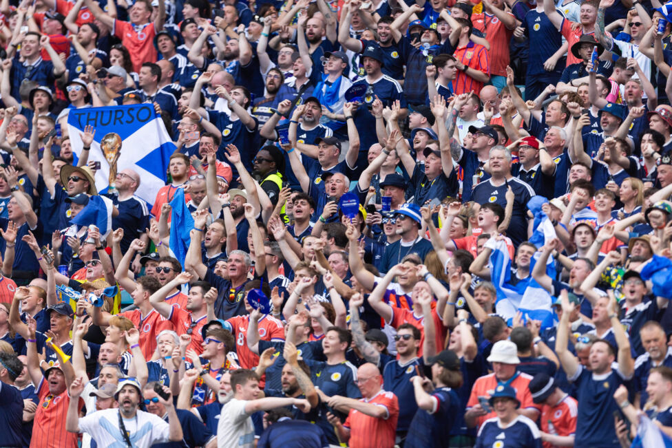 Die schottischen Fußballfans dürfen im Rückspiel der Playoffs zur Frauen-WM erstmals seit 45 Jahren an ihrem Platz Alkoh