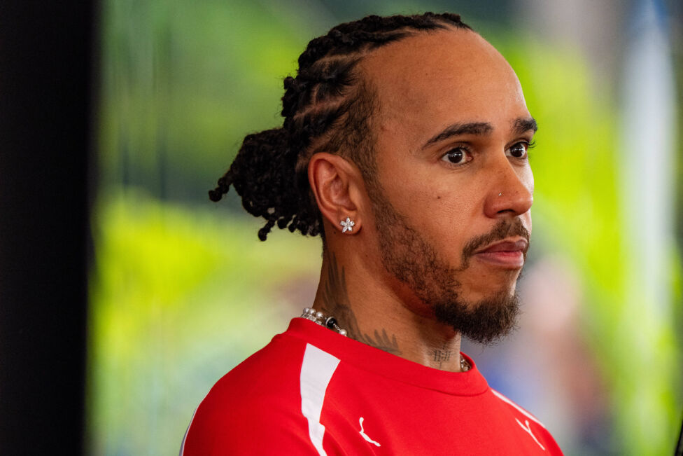 Lewis Hamilton hat seinem Teamchef Fred Vasseur wortreich den Rücken gestärkt - sieht bei Ferrari aber durchaus größere 